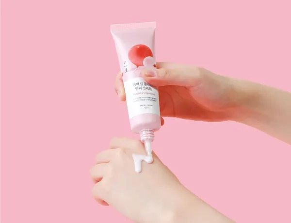 Солнцезащитная сыворотка Round Lab Camellia Deep Collagen Firming Sun Serum SPF50+ PA++++ Солнцезащитная сыворотка Round Lab Camellia Deep Collagen Firming Sun Serum SPF50+ PA++++